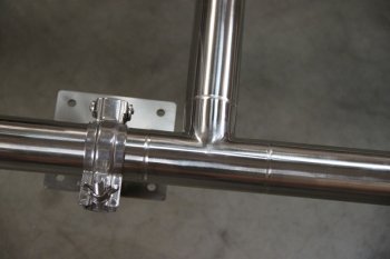 Close-up of tee welds and pump mount.